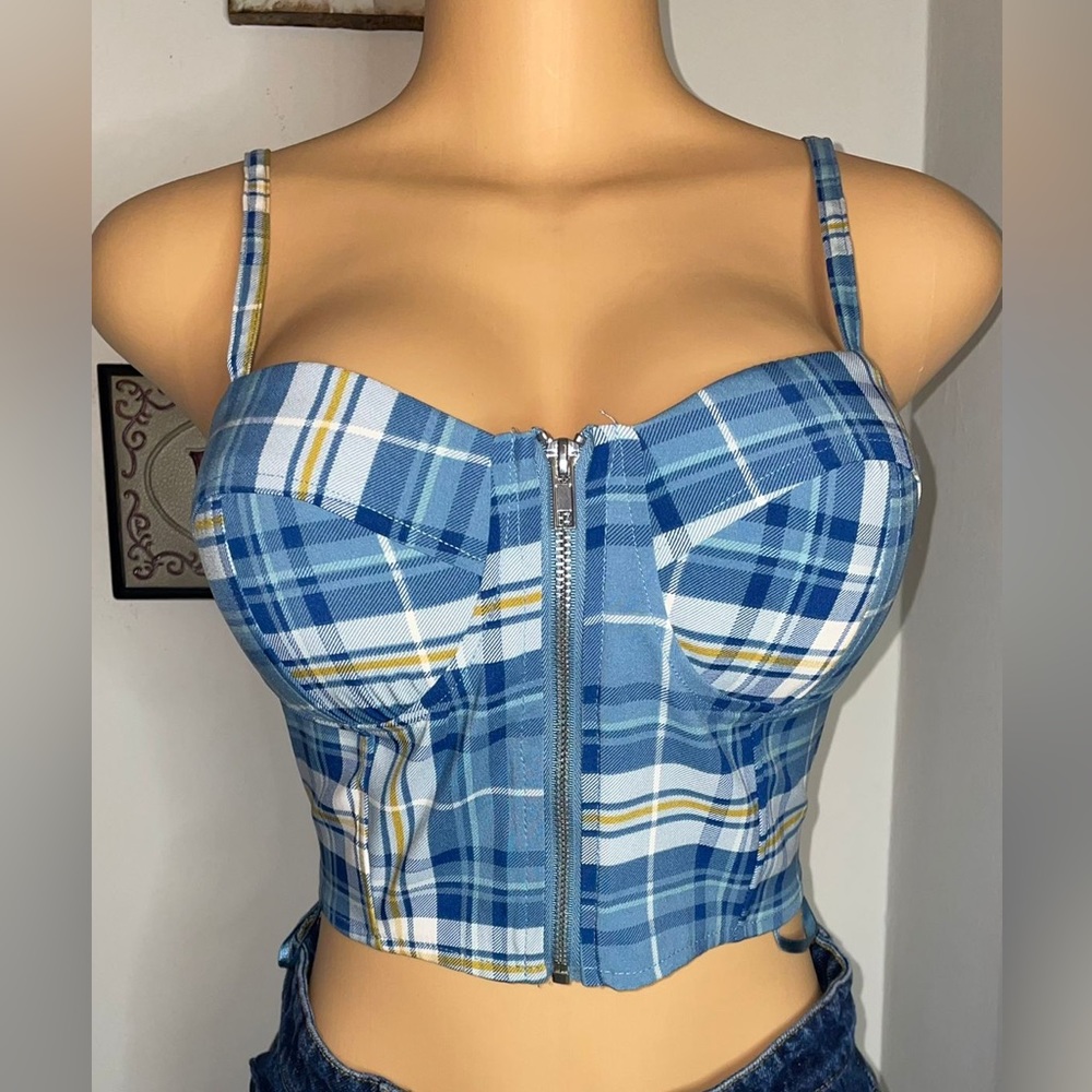 NWT Checkered Crop top with zipper closure on the front size L